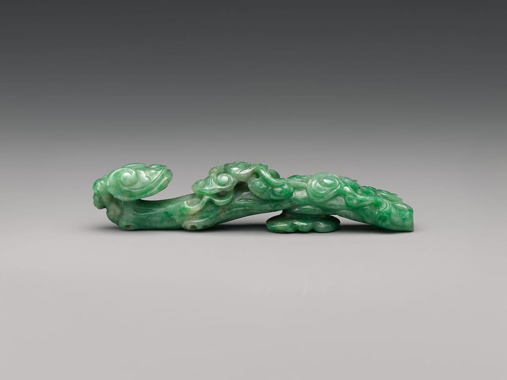 A Qing dynasty garment hook, 19th century.