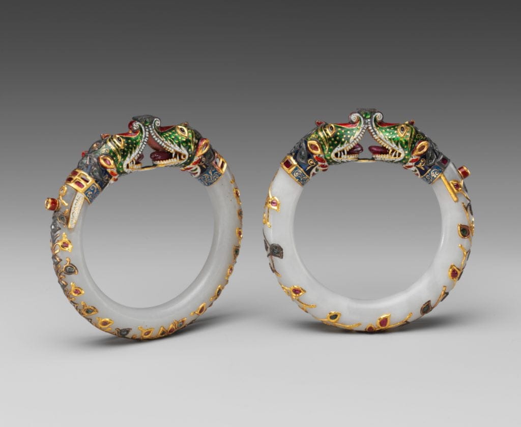 White nephrite jade rings embroidered in gold and gems